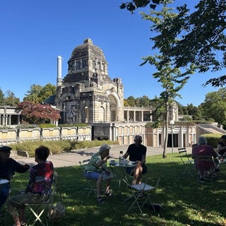 Beim Café Kränzchen auf dem Pragfriedhof und auf dem Hauptfriedhof sind alle willkommen am Rande der Gräber sich zu treffen.