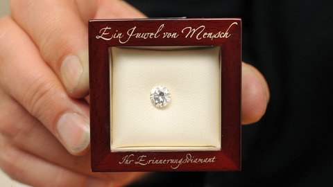 Ein Diamant, der aus der Asche einer Verstorbenen gepresst wurde. Es gibt kein Grab und keine Bestattung aber eine schöne Art an verstorbene zu denken. 