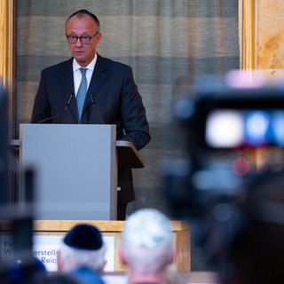 Bundeskanzler Friedrich Merz (CDU) nimmt an einem Festakt zur Wiederherstellung der Synagoge Reichenbachstraße teil.
