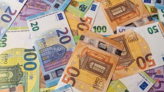 Ein Stapel Geldscheine