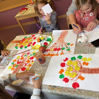 Kinder erstellen herbstliche Bastelarbeiten