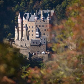 Bei Burg Eltz zeigt sich der Herbst von seiner schönesten Seite.