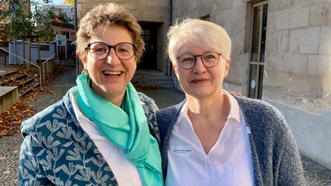 City-Diakonin Doris Beck und Gemeindereferentin Christine Göttler-Kienzle stehen nebeneinander