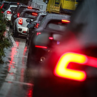 Autos stehen bei regnerischem Wetter im Stau.