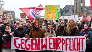 Schulstreik gegen die Einführung einer Wehrpflicht.
