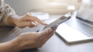 „Handynutzung im Büro nur in den Pausen – ist das noch zeitgemäß?“