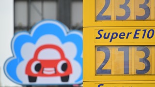 Ein Schild mit Preisen für Benzin (E10) und Diesel zu sehen