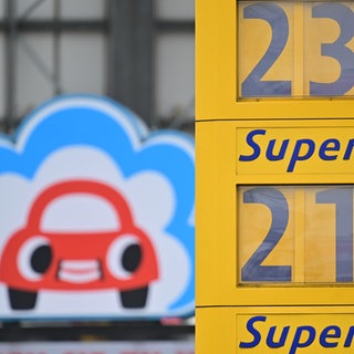 Ein Schild mit Preisen für Benzin (E10) und Diesel zu sehen