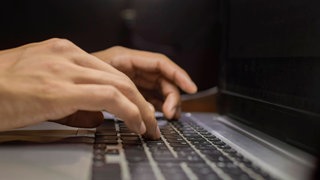Hände auf Laptop-Tastatur, Nahaufnahme der Hände auf der Tastatur