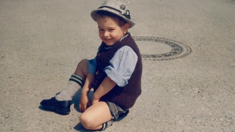 SWR1 Moderator Matthias Sziedat in den 80ern mit Lederhose