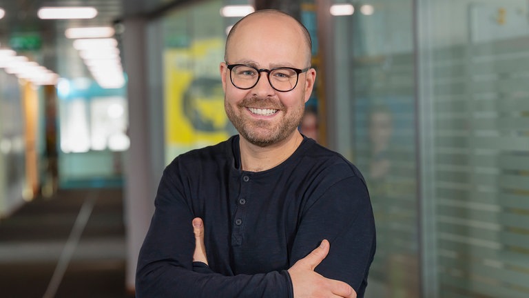 Moderator Max Oehl aus dem SWR1 Team. Zu hören unter anderem am Nachmittag, in SWR1 Die Nacht oder im SWR1 Verkehrsservice.