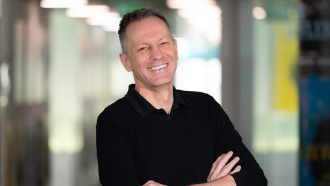 Redakteur Jörg Witzsch aus dem SWR1 Team behält den Überblick in der SWR1 Online-Redaktion.