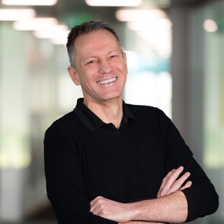 Redakteur Jörg Witzsch aus dem SWR1 Team behält den Überblick in der SWR1 Online-Redaktion.