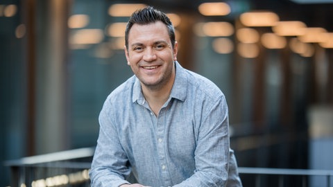 Stefan Orner aus dem SWR1 Team moderiert zusammen mit Cora Klausnitzer die Sendung "Guten Morgen Baden-Württemberg"