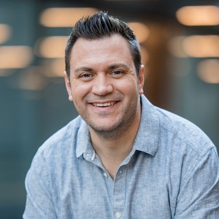 Stefan Orner aus dem SWR1 Team moderiert zusammen mit Cora Klausnitzer die Sendung "Guten Morgen Baden-Württemberg"