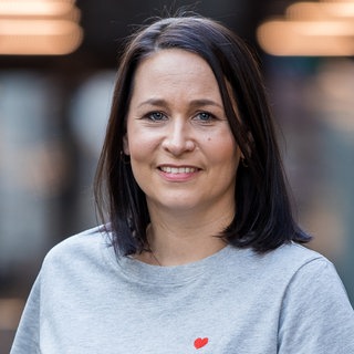 Lena Sterr aus dem SWR1 Team moderiert zusammen mit Ingo Lege die Sendung SWR1 Guten Morgen Baden-Württemberg