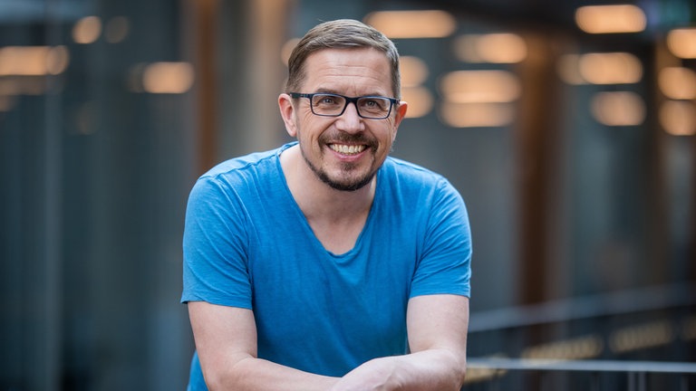 Ingo Lege aus dem SWR1 Team moderiert zusammen mit Lena Sterr die Sendung SWR1 Guten Morgen Baden-Württemberg