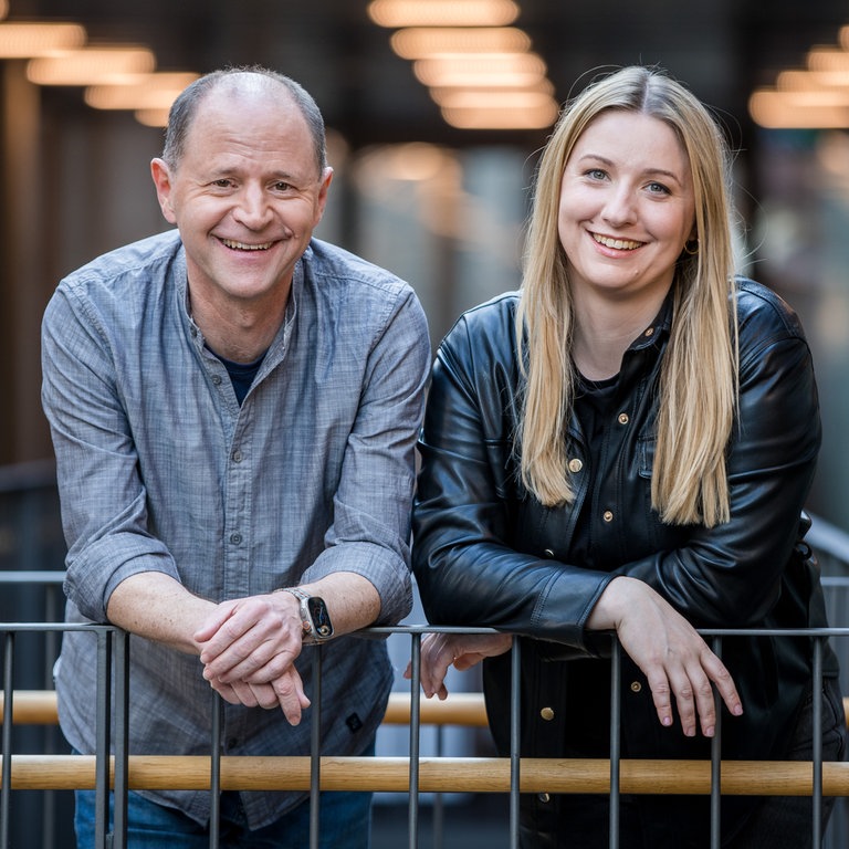 Patrick Neelmeier und Doro Büttner aus dem SWR1 Team moderieren gemeinsam die Sendung SWR1 Guten Morgen Baden-Württemberg