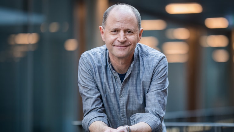 Patrick Neelmeier aus dem SWR1 Team moderiert zusammen mit Doro Büttner die Sendung "Guten Morgen Baden-Württemberg"