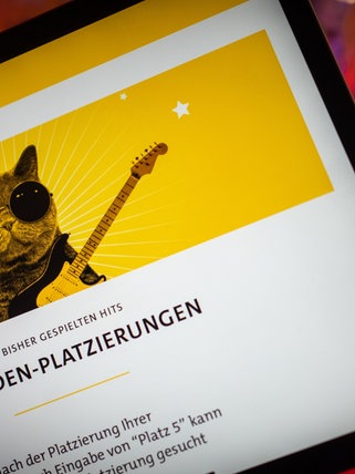 Tablet mit "Ihre Platzierungen" im "SWR1 Hitparaden"-Studio