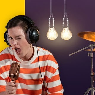 Host Cora Klausnitzer mit Mikrofon und Kopfhörer im orange-weiß gestreiften T-Shirt steht für die Folge "Hitparaden-Kult: Country" des Podcasts "5 Tage wach - Die kultigste Radio-Hitparade Deutschlands"