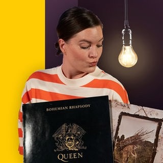 Host Cora Klausnitzer mit zwei Schallplatten steht für die Folge "Hitparaden-Kult: Rock" des Podcasts "5 Tage wach - Die kultigste Radio-Hitparade Deutschlands"