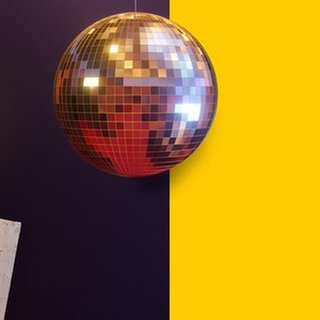 Eine Discokugel auf gelbem Hintergrund steht für die Folge "Hitparaden-Kult: Disco" des Podcasts "5 Tage wach - Die kultigste Radio-Hitparade Deutschlands"