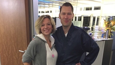 Die SWR1 Moderatoren Stefanie Anhalt steht im Hasenkostüm und SWR1 Moderator Jochen Stöckle im Bademantel im SWR1 Großraumbüro