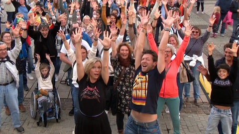 SWR1 in Balingen: Alle tanzen gemeinsam zu "Nellie the elephant" mit den Hitparaden-Moderatoren Stefanie Anhalt und Corvin Tondera-Klein