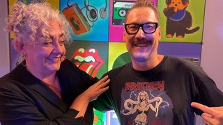 SWR1 Hitparaden-Team Jochen Stöckle und Annett Lorisz: Jochen trägt sein Britney Spears T-Shirt