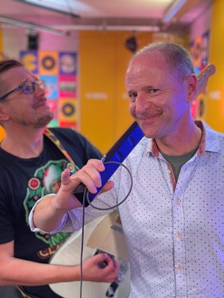 Ingo Lege mit Gitarre und Patrick Neelmeier mit Mikrophon 