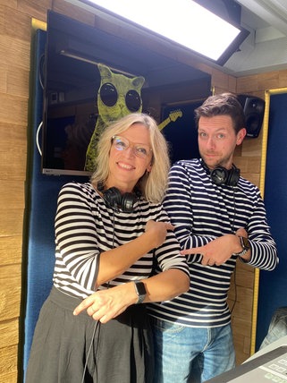 Das Moderatorenpaar Stefanie Anhalt und Corvin Tondera-Klein im Partnerlook während des ersten Tags der SWR1 Hitparade in Mosbach.