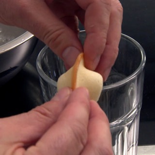 Glückskeks liegt auf einem Backblech