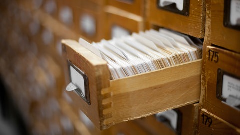Ein alter Karteikarten-Schrank mit einer geöffenten Schublade und vielen Karteikarten - Symbolbild für das SWR1 BW Hitparaden-Archiv