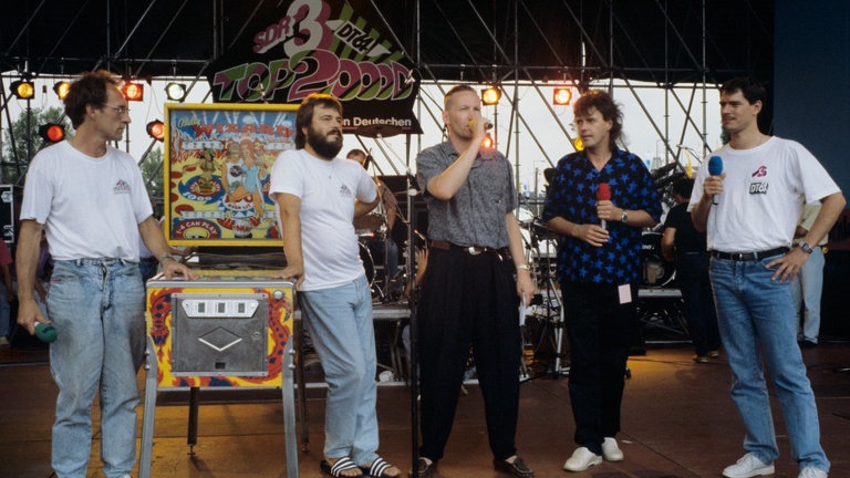Stefan Siller, Thomas Schmidt, Matthias Holtmann von SDR3 mit den DT64-Kollegen Günter Schneidewind und Uwe Wassermann bei der SDR3 Hitparade TOP 2000D im Jahr 1990