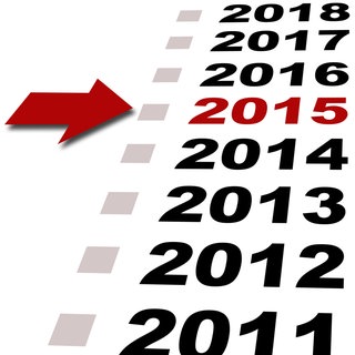 Kalenderjahre von 2011 bis 2018 mit rotem Pfeil auf dem Jahr 2015 - Symbol-Bild für den SWR1 BW Hitparaden-Jahreskalender