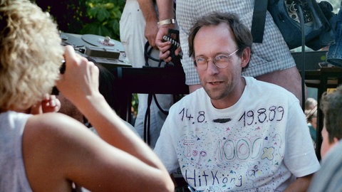 Stefan Siller mit einem bemalten weißen T-Shirt bei der Hitparade TOP 1000 X-Abschlussparty 1989