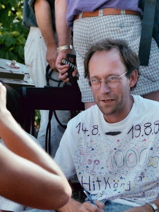 Stefan Siller mit einem bemalten weißen T-Shirt bei der Hitparade TOP 1000 X-Abschlussparty 1989