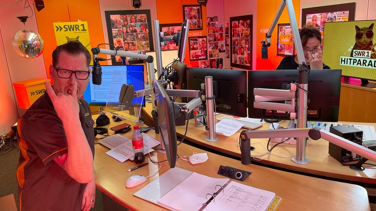 SWR1 Moderatoren Jochen Stöckle und Annett Lorisz zeigen die Pommesgabel in die Kamera