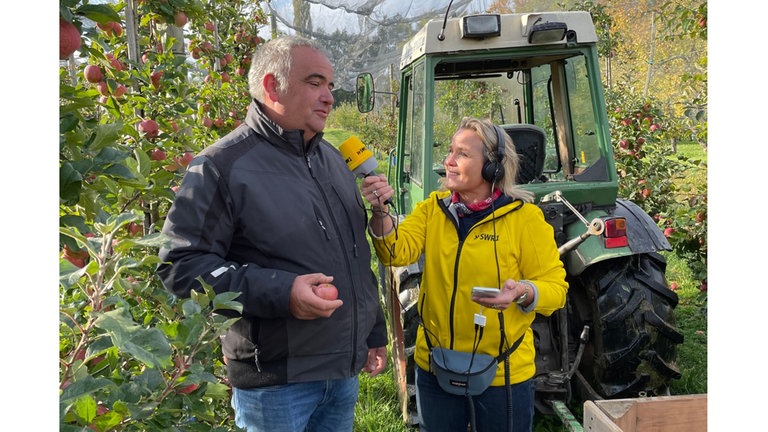 SWR1 Moderatorin Janet Pollok interviewt Obstbauer Klemens Kammerer aus dem Ortenau