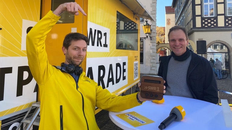 Bastian Heuberger aus Bad Mergentheim verbringt seine Mittagspause im Architekturbüro mit SWR1 Moderator Corvin Tondera-Klein auf dem Marktplatz