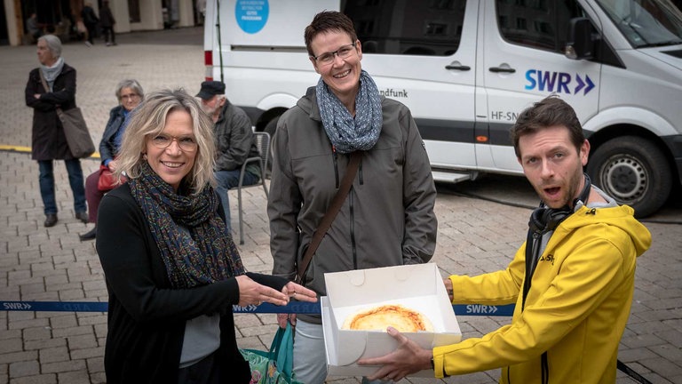 SWR1 Hörerin Moni bringt Käsekuchen vorbei