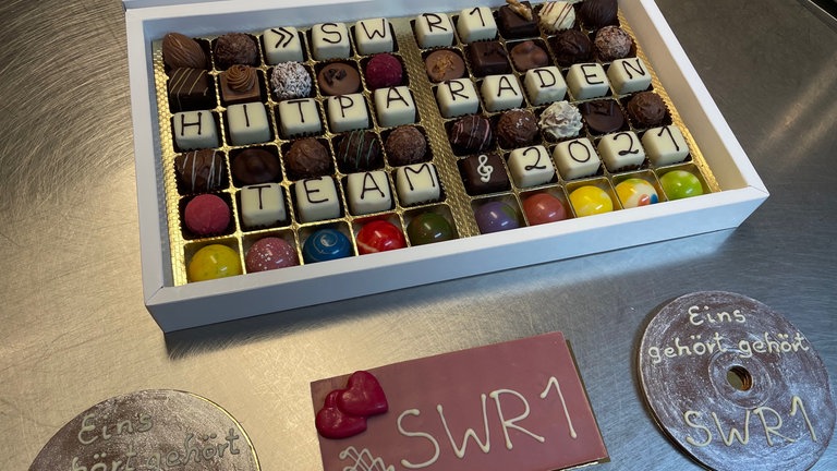 Eine offene Pralinenschachtel mit beschrifteten Pralinen für SWR1