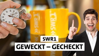 Mitmachen beim Quiz SWR1 Geweckt - Gecheckt und jeden Morgen eine Tasse gewinnen. Unsere Quiz Minute für Baden-Württemberg. 6 Fragen in 60 Sekunden richtig beantworten. Im Bild sieht man eine Hand mit Stoppuhr, zwei gelbe SWR1 Tassen und einen Mann, der mit lachendem Gesicht einen Zeigefinger erhoben hat.