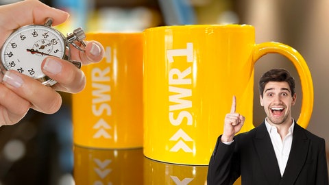 Mitmachen beim Quiz SWR1 Geweckt - Gecheckt und jeden Morgen eine Tasse gewinnen. Unsere Quiz Minute für Baden-Württemberg. 6 Fragen in 60 Sekunden richtig beantworten. Im Bild sieht man eine Hand mit Stoppuhr, zwei gelbe SWR1 Tassen und einen Mann, der sich die Antwort auf eine Frage überlegt.