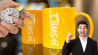 Mitmachen beim Quiz SWR1 Geweckt - Gecheckt und jeden Morgen eine Tasse gewinnen. Unsere Quiz Minute für Baden-Württemberg. 6 Fragen in 60 Sekunden richtig beantworten. Im Bild sieht man eine Hand mit Stoppuhr, zwei gelbe SWR1 Tassen und einen Mann, der sich die Antwort auf eine Frage überlegt.