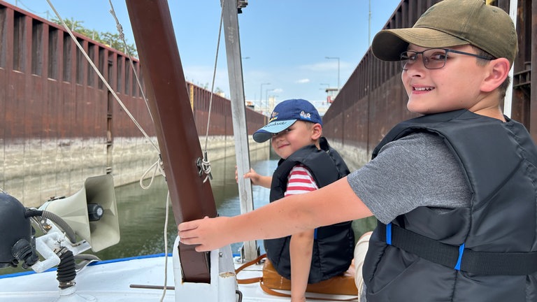 Der perfekte Tag mit SWR1 am Mannheimer Hafen: Bootsausflug mit der "Wichern" der Schiffer-Seelsorge. Julian und Hannes dürfen auch einmal ans Ruder.