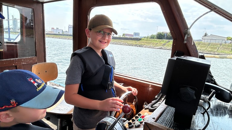 Der perfekte Tag mit SWR1 am Mannheimer Hafen: Bootsausflug mit der "Wichern" der Schiffer-Seelsorge. Julian und Hannes dürfen auch einmal ans Ruder.