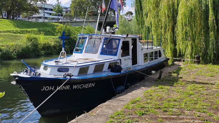 Die "Wichern", das Schiff der Schifferseelsorge der evangelischen Kirche, liegt am Ufer.