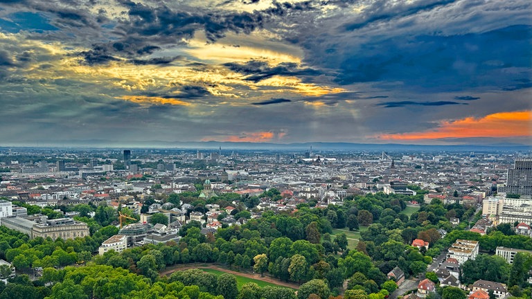 Der perfekte Tag mit SWR1 am Hafen Mannheim: Abendstimmung über Mannheim, vom Fernmeldeturm aus gesehen